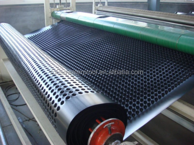 Водонепроницаемая мембрана HDPE Черно-белый дренажный клеточный коврик для дренажа в саду Длина 10-15 м на рулон 4